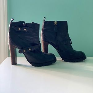 TORY BURCH HEELED LEATHER BOOTIES